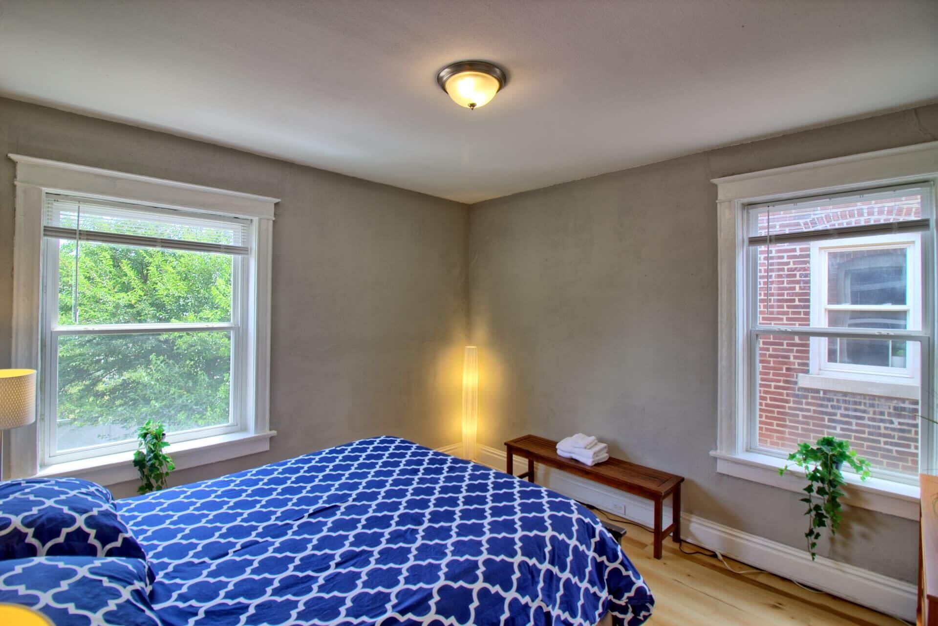 1 habitación, escritorio, tabla de planchar con plancha y wifi 