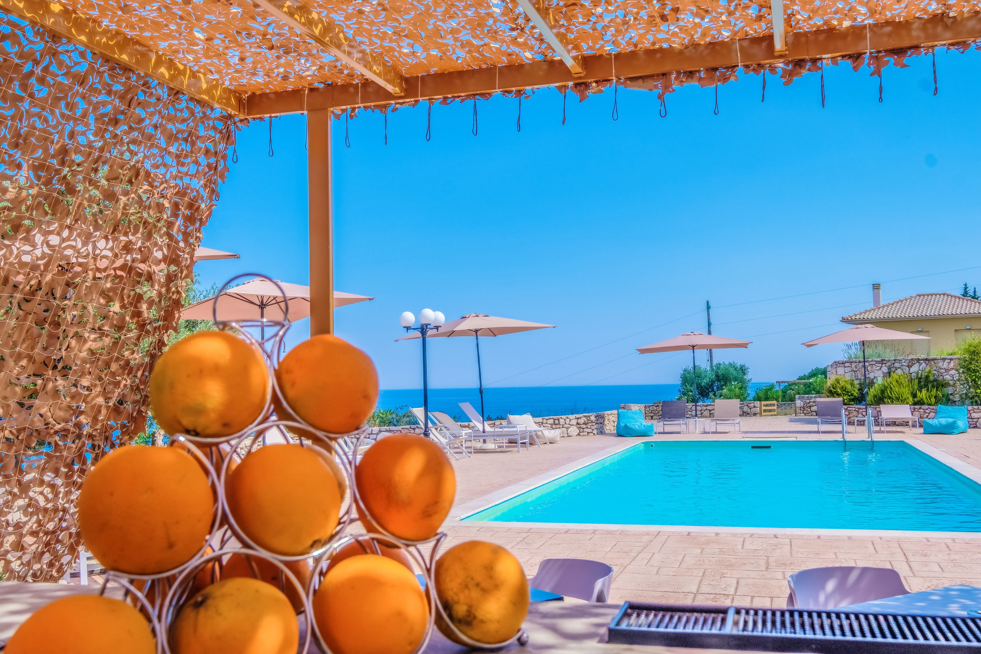 Bar tepi kolam renang