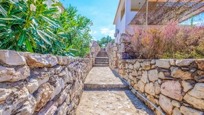 Una escalera de piedra que conduce a un edificio con un espacio exterior cubierto.