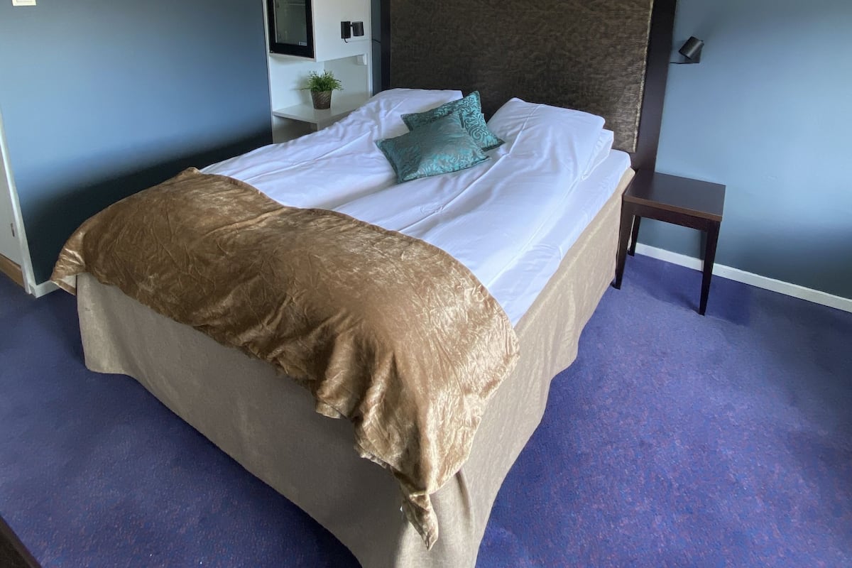 Single Room | Hypo-allergenic bedding, desk, iron/ironing board, cots/infant beds