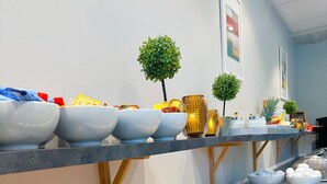 Un bufé con distintos alimentos y acompañamientos.