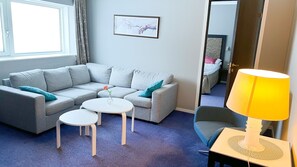 Ropa de cama hipoalergénica, escritorio y tabla de planchar con plancha 