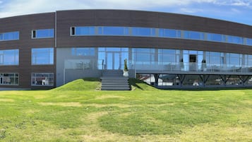 Vista frontal de la propiedad