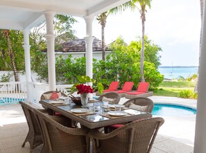 Outdoor dining - BREATHTAKING : on water front with panoramic views + pool + dock (Harbour Island)