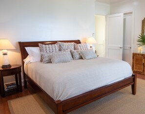 5 bedrooms, iron/ironing board, free WiFi, bed sheets - BREATHTAKING : on water front with panoramic views + pool + dock (Harbour Island)