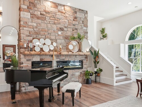 Luxurious Private Estate with Hot Tub. Game Room, Grand Piano- Near Ski Resort