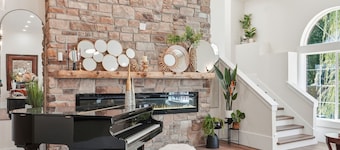 Luxurious Private Estate with Hot Tub. Game Room, Grand Piano- Near Ski Resort