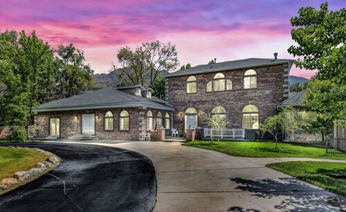 Luxurious Private Estate with Hot Tub. Game Room, Grand Piano- Near Ski Resort