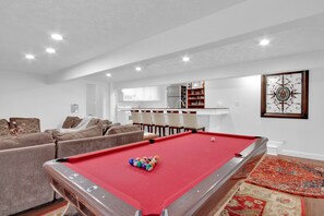 Games room - Luxurious Private Estate with Hot Tub. Game Room, Grand Piano- Near Ski Resort (Salt Lake City)