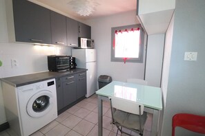 Fridge, microwave, oven, stovetop - Pretty 2 room cabin very modern parking (LE GRAU DU ROI)