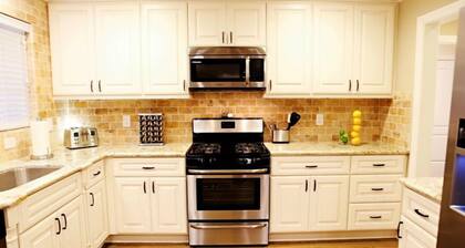 Fantastic Pool/Jac Home: 4 EnSuites, Walk 2 Disney