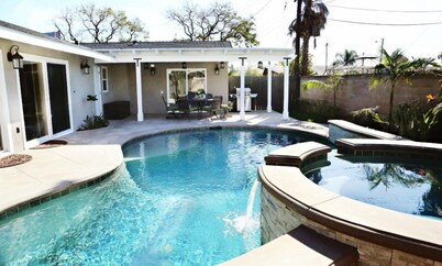 Fantastic Pool/Jac Home: 4 EnSuites, Walk 2 Disney