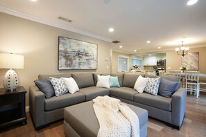 Smart TV, DVD player, table tennis - Fantastic Pool/Jac Home: 4 EnSuites, Walk 2 Disney (Anaheim)