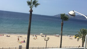 A beach with palm trees, people sunbathing, and a clear view of the sea. - CANNES +++ PERFECT FOR CONGRESS AND TOURISM (Cannes)