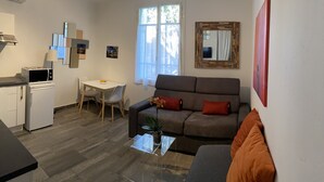 A compact living space with a kitchenette, a dining area, and a seating area with a sofa and a coffee table. - CANNES +++ PERFECT FOR CONGRESS AND TOURISM (Cannes)