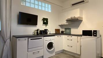 Réfrigérateur, micro-ondes, plaque de cuisson, lave-vaisselle