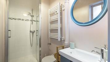 SĂšche-cheveux, serviettes fournies