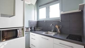 Réfrigérateur, micro-ondes, cafetiÚre/bouilloire, grille-pain