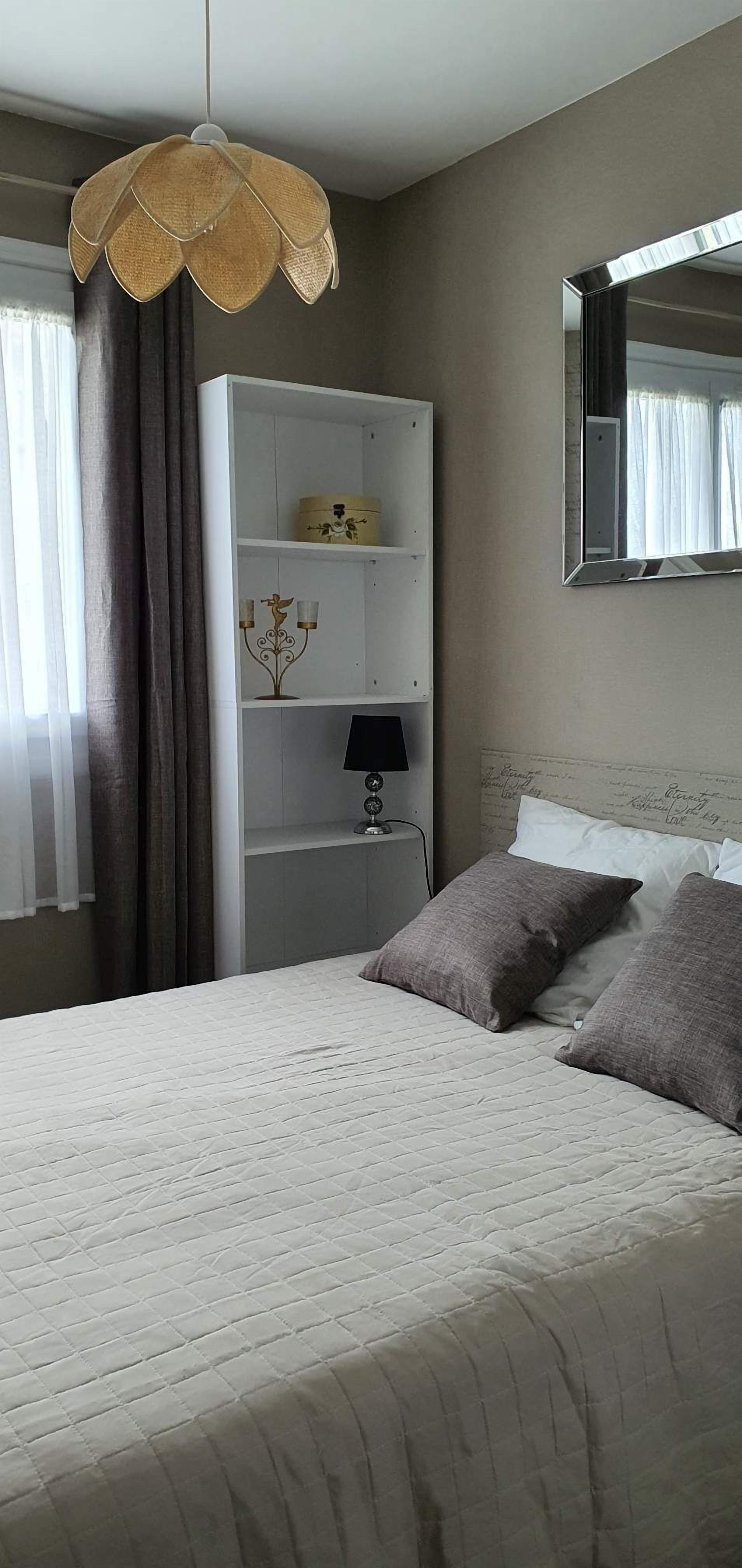 2 habitaciones, tabla de planchar con plancha y cuna de viaje 