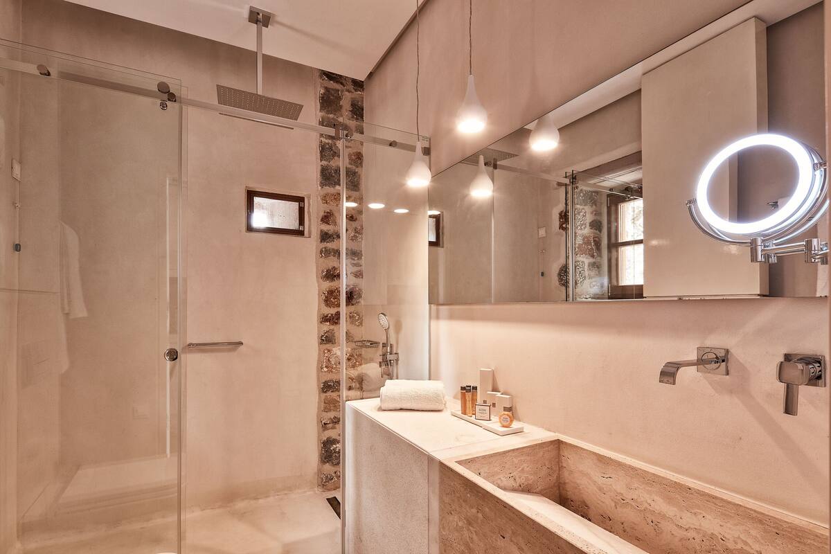 shower, rainfall showerhead, free toiletries, hair dryer