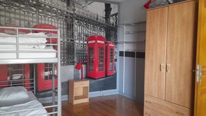 A room with bunk beds, a red telephone booth mural, a wooden wardrobe, and a small wooden nightstand. - HOUSE RENTAL 12 PEOPLE OLERON  (Saint-Pierre-d'Oléron)