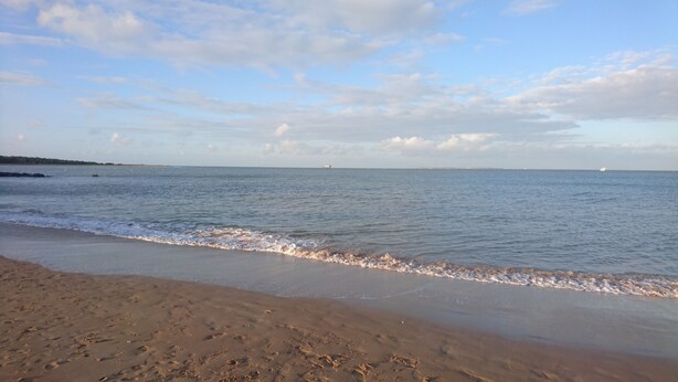 A beach with calm waters, a sandy shore, and a distant island. - HOUSE RENTAL 12 PEOPLE OLERON  (Saint-Pierre-d'Oléron)