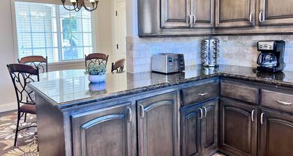 Gorgeous Pool Home: 2 Ensuites; 1/2 Mi Walk2Disney