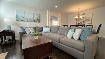 Fernseher, DVD-Player, Tischtennisplatte