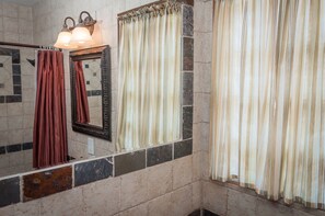 Habitación Confort, 1 cama de matrimonio grande, cocina básica, vistas al lago | Baño | Ducha y bañera combinadas y artículos de higiene personal gratuitos