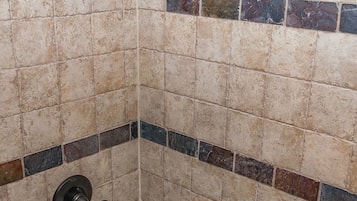 Kamar Keluarga, 2 Tempat Tidur Double, dapur kecil, lantai dasar | Kamar mandi | Kombinasi shower/bathtub, perlengkapan mandi gratis, dan handuk