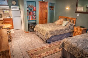 Habitación familiar, 2 camas dobles, cocina básica, planta baja | Escritorio, sistema de insonorización, tabla de planchar con plancha