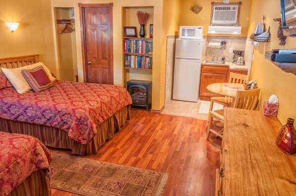 Habitación familiar, 2 camas dobles, cocina básica, planta baja | Escritorio, sistema de insonorización, tabla de planchar con plancha