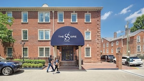 A brick building with a large sign reading "The Sire Hotel". - The Sire Hotel Lexington,tapestry Collection by Hi (Lexington)