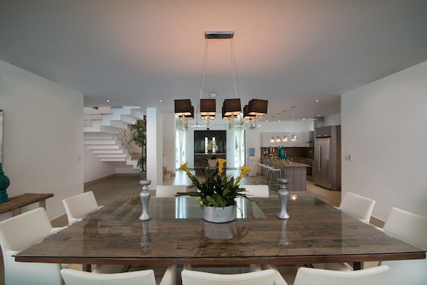 Villa | Eget kjøkken | Kjøleskap, mikrobølgeovn, ovn og kokeplater