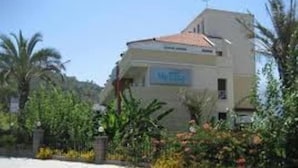 A building with a sign that reads "Hotel". - Rich Melissa Hotel (Kemer)