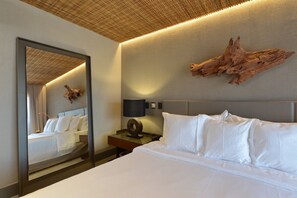 Suite Deluxe, planta baja | Minibar, caja de seguridad en la habitación y decoración personalizada