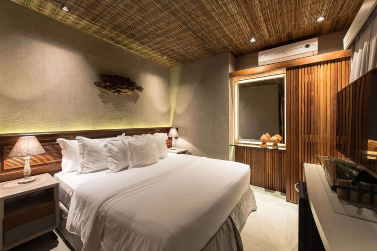 Suite Junior | Minibar, in-room safe, desk, blackout curtains