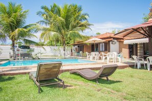 Outdoor pool, pool umbrellas - Pousada Casuarina Geribá (Búzios)