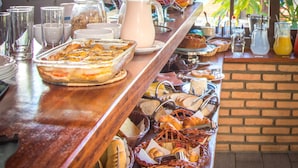 Un bufé de desayuno con diversas opciones de comida y bebidas.