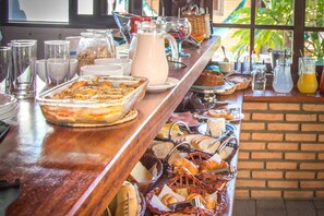 Free daily buffet breakfast - Pousada Casuarina Geribá (Búzios)