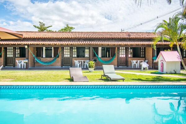 Outdoor pool, pool umbrellas - Pousada Casuarina Geribá (Búzios)