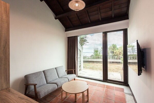 Grand Suite, 1 Double Bed, Ocean View | Minibar, desk, blackout drapes, soundproofing