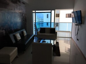 Deluxe-Apartment, 2 Schlafzimmer, Meerblick, Strandnähe | Wohnzimmer | Flachbildfernseher