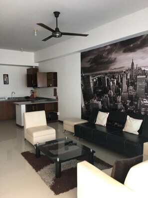 Deluxe Apartment, 2 Bedrooms, Ocean View, Beachfront | Living area