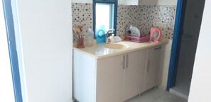 Kühlschrank, Herdplatte, Kochgeschirr/Geschirr/Besteck