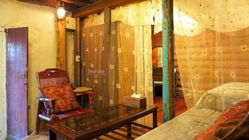 Standard Double Room, 1 Bedroom, Ensuite | Living area