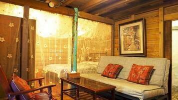 Standard Double Room, 1 Bedroom, Ensuite | Living area