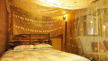 Standard-herbergi með tvíbreiðu rúmi - 1 svefnherbergi - með baði | Skrifborð, myrkratjöld/-gardínur, aukarúm, ókeypis þráðlaus nettenging