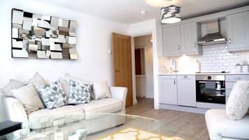 Executive Apartment, 1 King Bed | Living area | Smart TV, Netflix