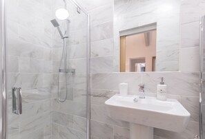 Courtyard Apartment | Bathroom | Designer toiletries, hair dryer, towels, toilet paper - Chapel Chester (Chester)